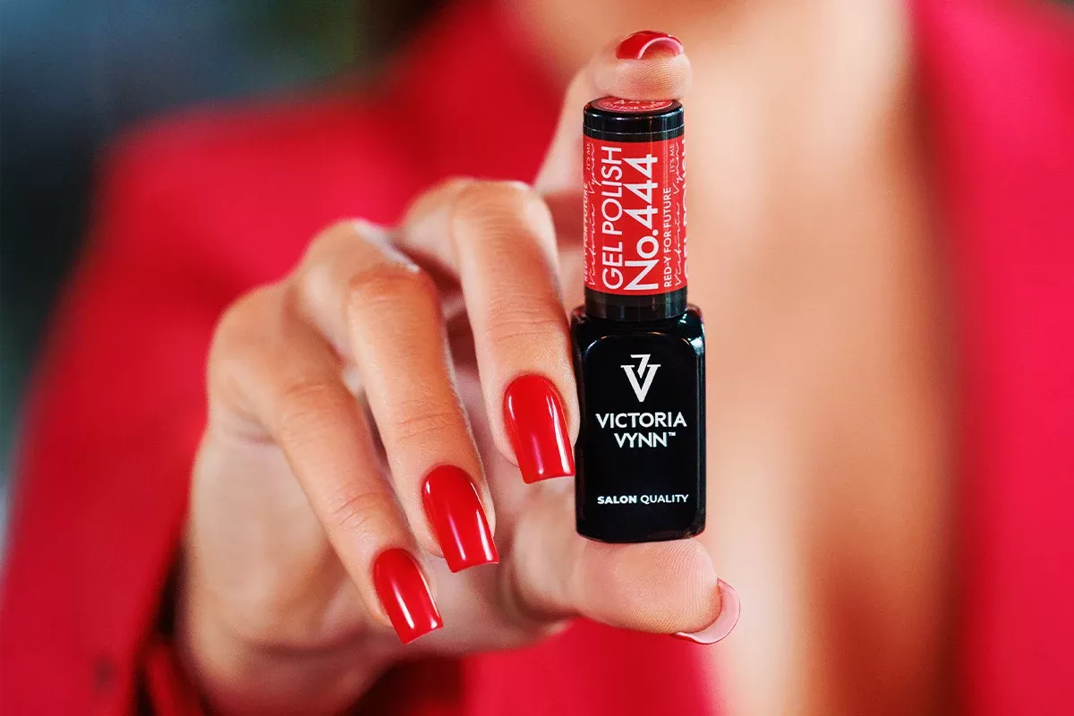 lakier_hybrydowy_gel_polish_444_LadiesLoveRed_stylizacja_1200x800_b232